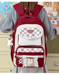 Détails du sac à dos style ballet doux avec volants en dentelle et charmant lapin en peluche.