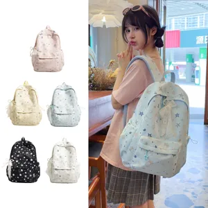 Vista dettagliata dello zaino in stile coreano con stampa di stelle e fiocco decorativo.