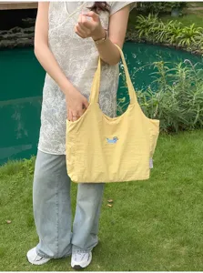 Gele canvas shopper voor dames met schattige blauwe hondenborduursel, casual tas.