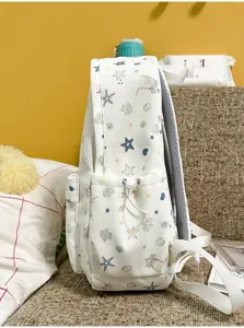 Vista dettagliata del simpatico zaino per studenti con stampa marina di stelle e conchiglie.