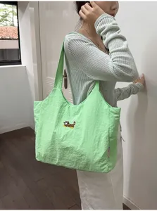 Lichtgroene nylons tote bag met leuke hondenborduurvorm, casual minimalisten schoudertas.