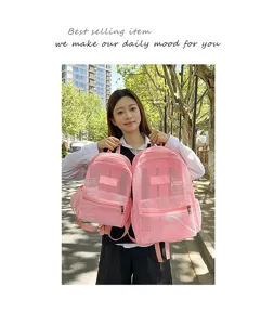 Vue de detail urbaine du sac a dos en maille rose de loisirs avec grand espace de rangement.