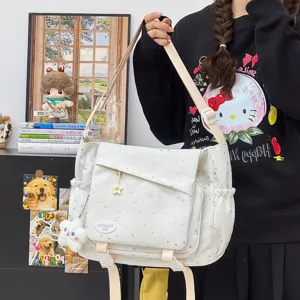 Weißer Canvas Umhängetasche mit Sternmuster, süße Schultertasche für Schule und Alltag.