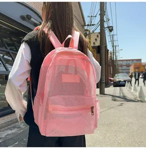 Vue détaillée extérieure d'un sac à dos en maille rose montrant ses grands compartiments.