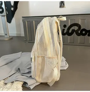 Vue detaillee sac a dos en maille blanche, cartable de loisir respirant avec grande capacite.