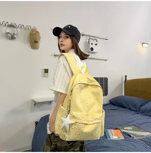 Zaino casual giallo con stelle per ragazze, borsa leggera per viaggi e uso quotidiano.