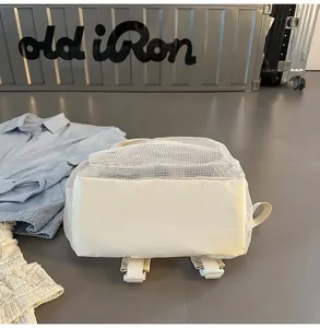 Détails du sac à dos en filet beige, cartable décontracté de grande capacité et design respirant.