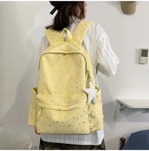 Vista dettagliata dello zaino casual giallo vivace con stampa di stelle, ideale per viaggi.