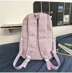Vista dettagliata dello zaino casual leggero con stampa di stelle argentate per il viaggio.