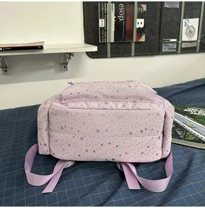Vista dettagliata di uno zaino casual viola chiaro con stampa di stelle argentate e spallacci.