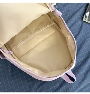 Vista dettagliata dello zaino casual aperto che mostra interno spazioso e tasche multiple.
