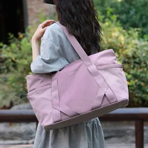 Taro-rosa Freizeityoga-Taschendetail zeigt großes Fassungsvermögen und Trageriemen.