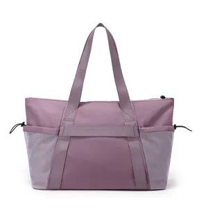 Detailansicht der lila Yogatasche, große Reisetasche mit Netztaschen und stabilen Tragegriffen.