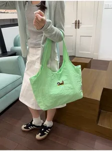 Lichte groene stoffen shopper tas voor dames, schattige hondenborduurwerk, praktische schoudertas.