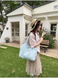 Minimalistische lichtblauwe canvas shopper voor dames met schattige hondenborduurwerk.