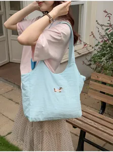 Gedetailleerd overzicht van de lichte blauwe casual tote tas met schattige hondenborduurwerk.