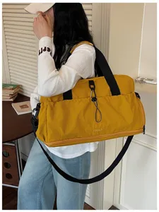 Large capacity duffel bag, casual travel fitness gym bag with shoulder strap and wet pocket.