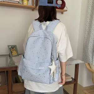 Zaino casual azzurro chiaro con stampa di stelle per donne con ciondolo a stella.