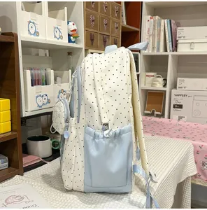 Vista detallada de la mochila bonita de lunares con bolsillos azules y monedero