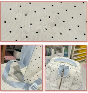 Bonita mochila japonesa de lunares con tejido impermeable y correas resistentes para estudiantes.