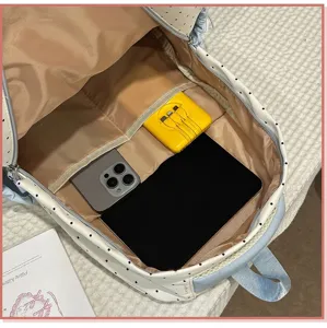 Detalle de la mochila de lunares japonesa que muestra interior espacioso y bolsillos.
