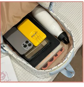 Detalle interior de la mochila que muestra gran capacidad de almacenamiento para la escuela.