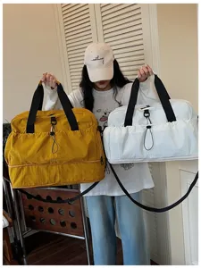 Large capacity travel duffel bag for men and women, casual sports fitness shoulder bag.