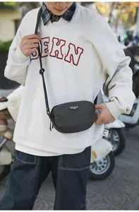 Outdoor small crossbody bag for men and women, trendy casual commuting shoulder phone bag.