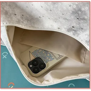 Silberne Sternenstoff Umhängetasche Innendetail mit geräumigem Hauptfach und Handytasche.