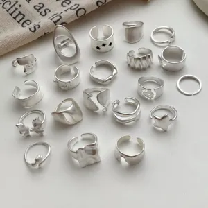 Vista detallada del conjunto de anillos ajustables de plata con un elegante acabado mate.