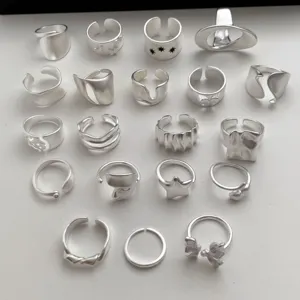 Vista detallada de anillos abiertos geométricos de plata mate para uso diario y moderno.