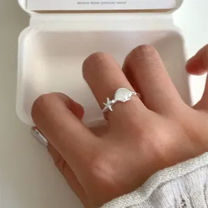 Silberner Seestern und Muschel Offener Ring Detail, stilvoller Schmuck für den Alltag.