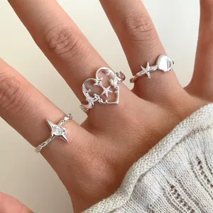 Exquisites süß-cooles hohles Stern und Herz Silber offenes Ring Set für Damen Finger Detail.