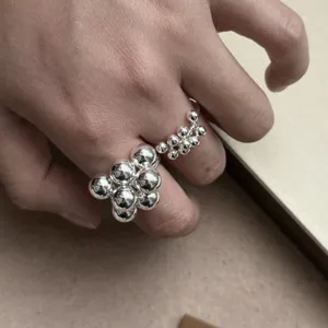 Chic anillo geométrico de plata en racimo, moderna banda de cuentas de burbuja para mujeres.
