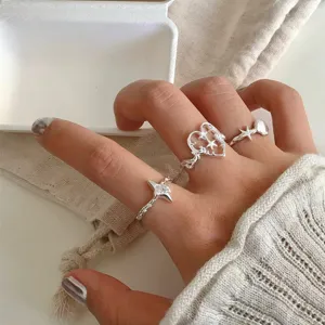 Detaillierte Nahaufnahme süßer cooler Silberringe mit hohlem Herz- und Sternen-Design.