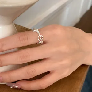 Nahaufnahme Detail des silbernen offenen Rings mit einzigartigem hohlem Twist-Design.