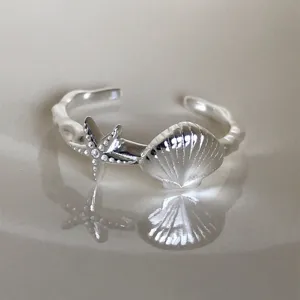 Silberfarbener Seestern Muschel Ring im Küstenstil Detailbild für das tägliche Outfit.