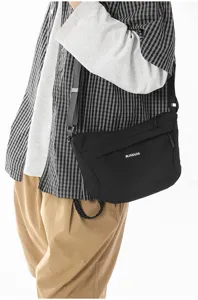 Bolso bandolera de nailon negro para hombres y mujeres, elegante bolso estilo hip-hop con correa.