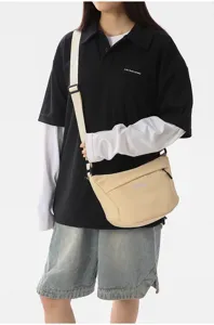 Bolso cruzado de nailon elegante para hombres y mujeres con correa ajustable y cierre seguro.
