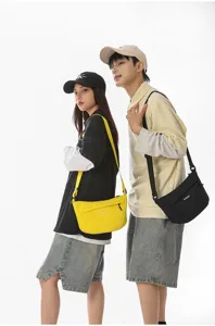 Elegante bolso bandolera de nylon con correa ajustable y un cierre de cremallera seguro.