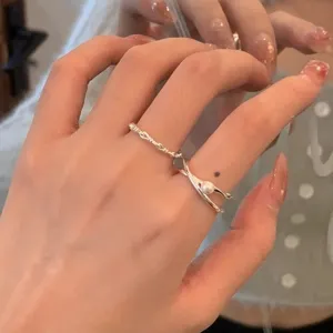 Minimalistischer offener Ring mit Perle und Knoten für Damen. Modischer Schmuck.