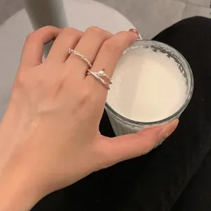 Minimalistischer silberner offener Ring mit Perle und gedrehtem Design für Damen.