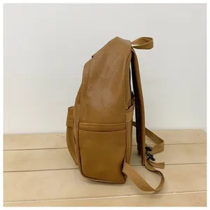 Sac à dos classique uni en similicuir marron, avec poches latérales et bretelles réglables.
