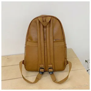 Vue détaillée du sac à dos en cuir marron avec des bretelles réglables et une poche.