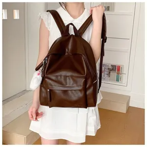 Détail du sac à dos étudiant en cuir PU marron foncé, texture souple et bretelles résistantes.