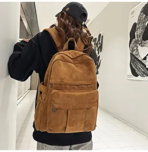 Detailansicht des braunen Cord-Freizeitrucksacks mit feiner Textur, Taschen und Gurten.