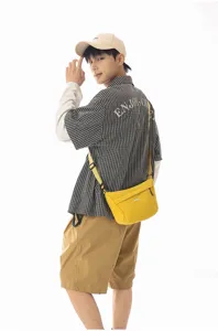 Bolso cruzado de nylon amarillo elegante bandolera casual hip-hop para hombre moderno.