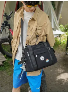 Dettaglio della borsa tote tattica in tela, ideale per viaggi all'aperto e spostamenti quotidiani.