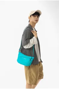 Bolso bandolera de nylon elegante para uso diario, ligero y con correa ajustable.