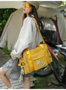 Borsa tote da viaggio per campeggio all'aperto gialla con tasche multiple per viaggi.